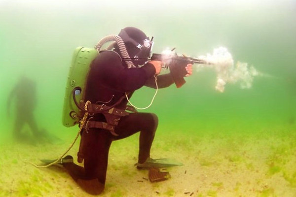 Для российских боевых пловцов разработали двухсредный автомат для стрельбы на суше и в воде