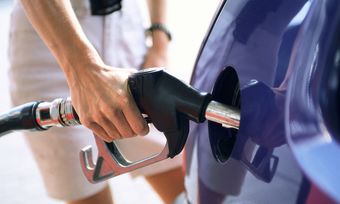 Падение курса рубля спровоцировало рост цен на бензин