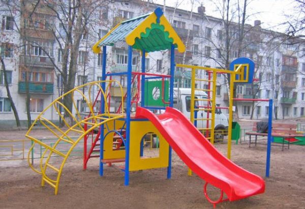 В иркутских дворах с опозданием монтируют детские площадки