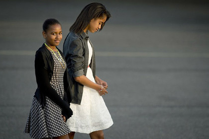 Обама с женой научат дочерей жить на минимальную зарплат
