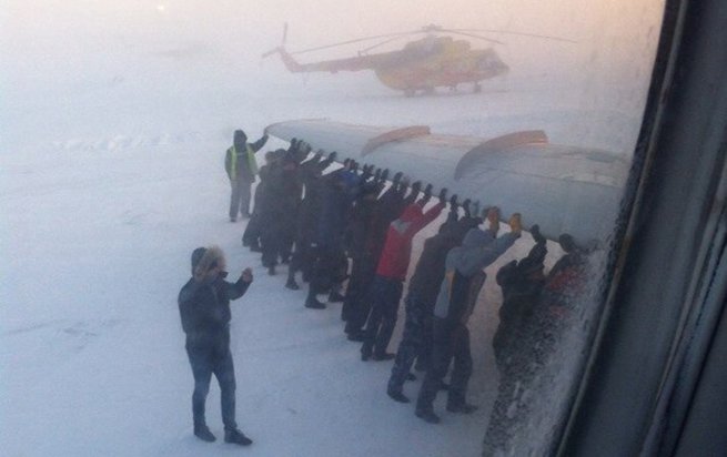 В Красноярском крае пассажиры толкали самолет, шасси которого примерзло к площадке