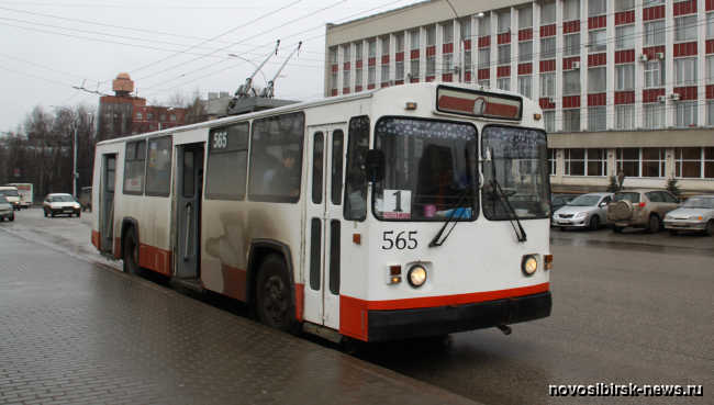 В Новосибирске мужчина угнал троллейбус с пассажирами и попал в ДТП