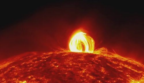 Аппарат SDO заснял огненный дождь, поливающий поверхность Солнца