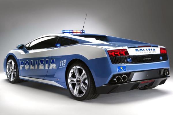 Полиция Дубая закупила спорткары Ferrari и Lamborghini для патрулирования ули