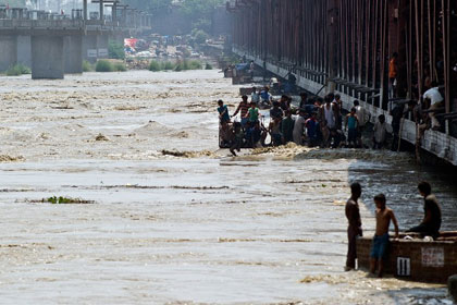 В результате наводнений в Индии погибли 138 человек