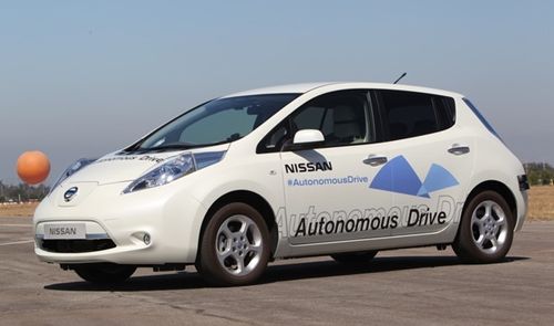 Самоуправляемые автомобили-роботы Nissan Leaf выходят на дороги Японии