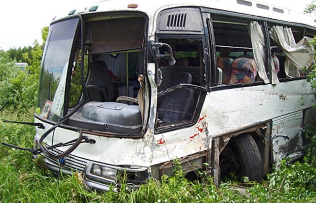 Пассажирский автобус вылетел с дороги и упал в ущелье с 50-метровой высот
