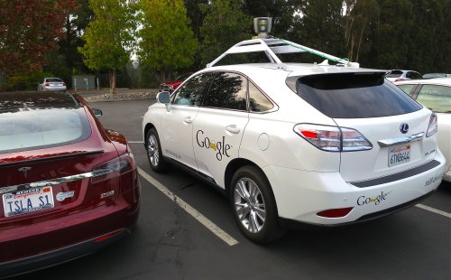 Компания Google проводит испытания своих автомобилей-роботов на виртуальном симуляторе в стиле "Матриц