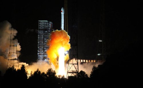 Китай запускает свою первую лунную миссию, аппарат которой вернется назад на Земл