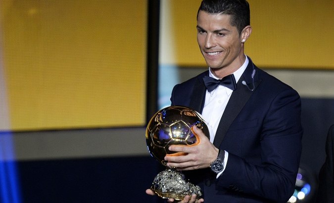 Криштиану Роналду получил "Золотой мяч" ФИФА второй раз подряд