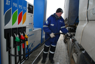Медведев поручил главе ФАС провести мониторинг цен на топливо