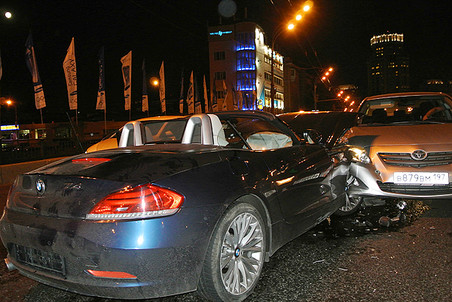 Известный священник за рулем спорткара BMW с дипномерами совершил ДТП в центре Москв