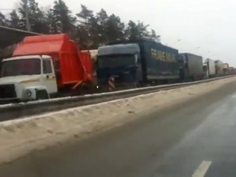 Водители рассказали о пробке в 100 километров на трассе "Россия