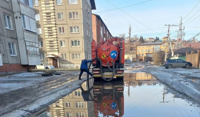 В Иркутске проводят противогололедную обработку дорог