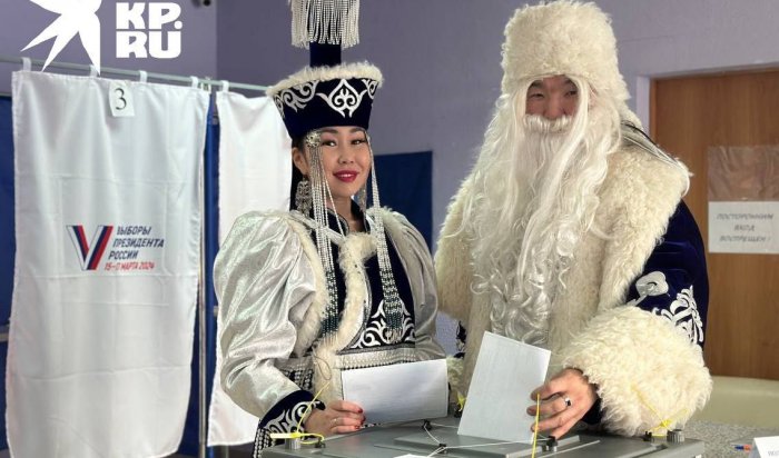 Бурятские Дед Мороз и Снегурочка проголосовали на выборах в Иркутской области