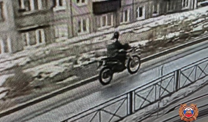 В Иркутске мотоциклист сбил женщину с коляской
