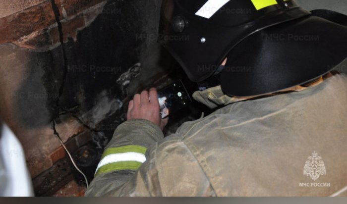 Два человека отравились угарным газом на пожаре в Ангарске