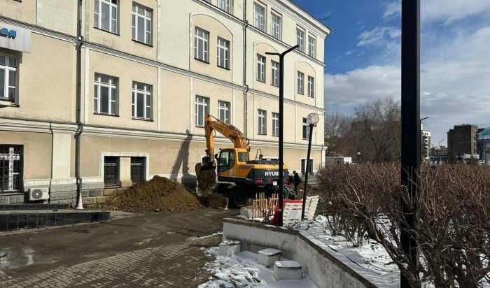 На бульваре Гагарина в Иркутске заменяют аварийную трубу водоснабжения