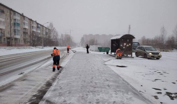В Иркутске убирают улицы после снегопада