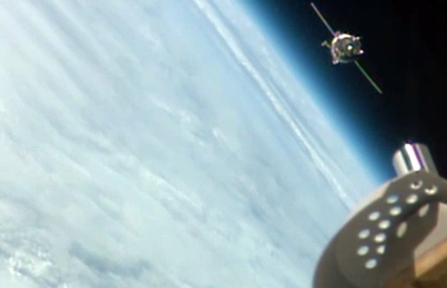 Пилотируемый корабль "Союз" с тремя космонавтами на борту успешно пристыковался к МКС