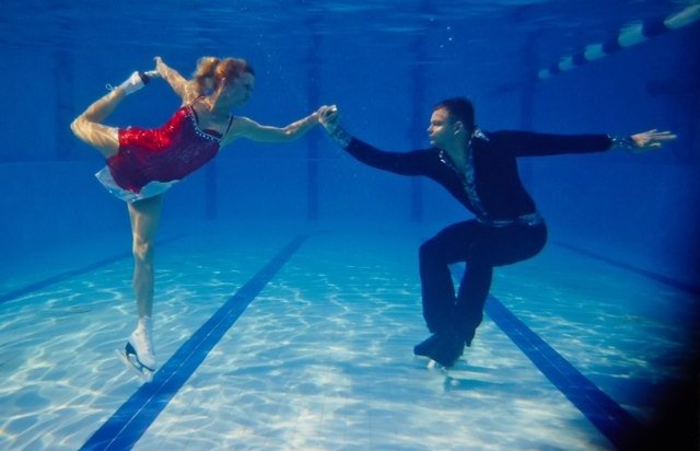 Новосибирские акробаты в честь Олимпиады станцевали под водой на конька