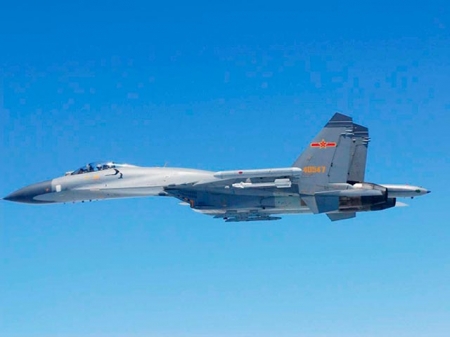 Китайский истребитель 'показал оружие' американскому патрульному самолету, Пентагон протестуе