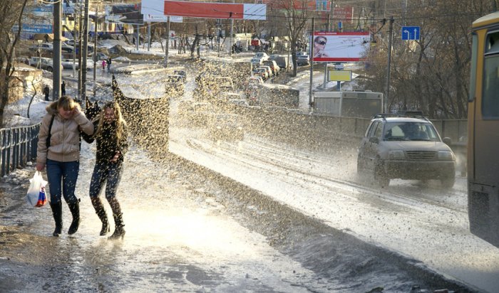 В Томской области водителей будут штрафовать за обливание пешеходов грязь