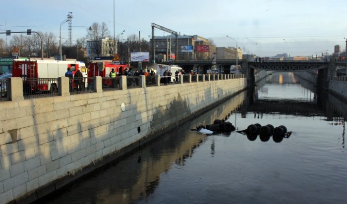 В центре Санкт-Петербурга бензовоз с 20 тоннами мазута упал в Обводный канал