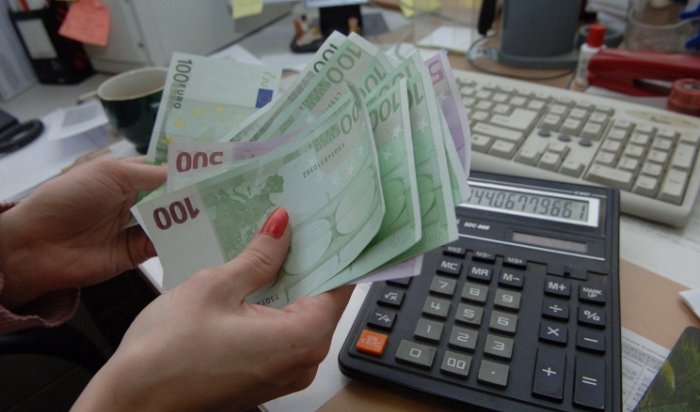 Курс евро поднялся выше 62 рублей, курса доллара - выше 49 рублей