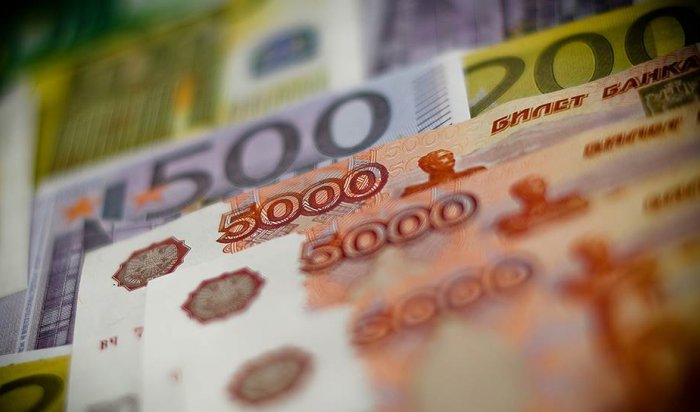 Биржевой курс евро приблизился к 71 рубл
