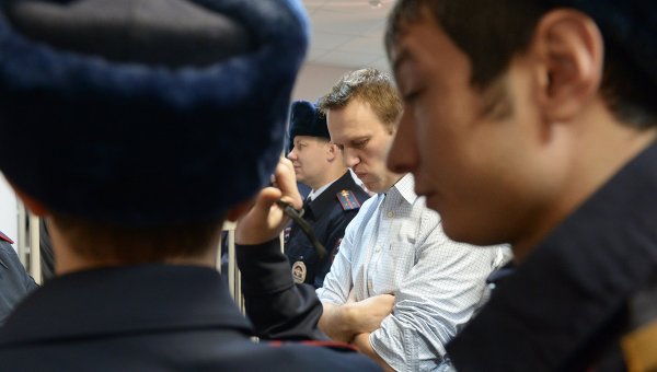 Алексея Навального приговорили к 3,5 годам условно по делу "Ив Роше