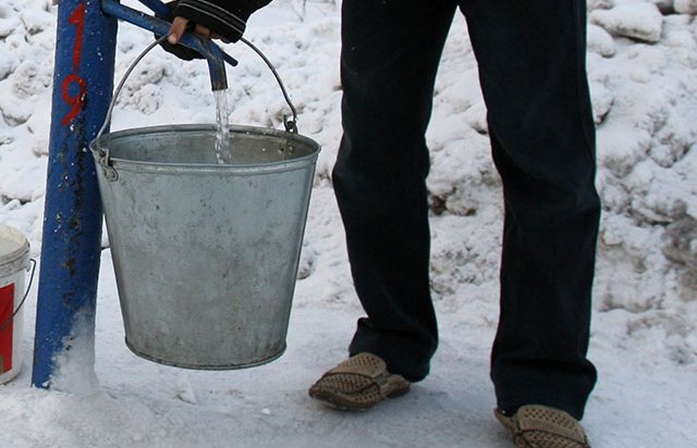 В уральском поселке жителям разрешили набирать воду из колонки только по пластиковым картам