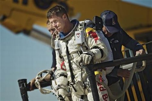 Бесстрашный Феликс" устанавливает сразу несколько рекордов во время затяжного прыжка с парашютом от границы с космосом