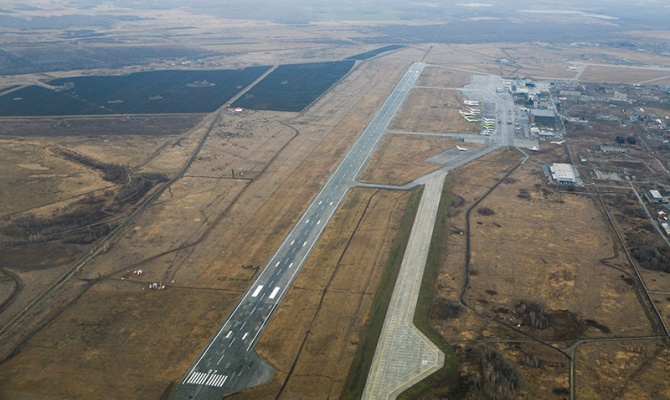 Самолет забуксовал на взлетной полосе малого аэродрома Камчатки