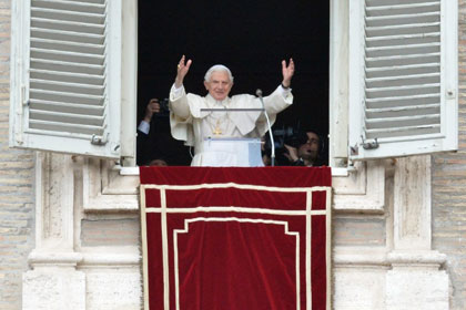 Бенедикт XVI покинул папский престол