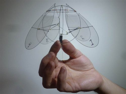 Создан миниатюрный летающий робот, использующий принципы движения медузы в воде