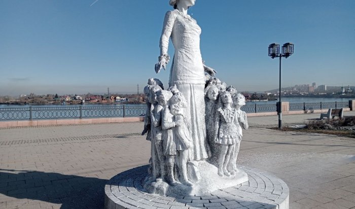 В Иркутске приступили к мытью памятников и арт-объектов