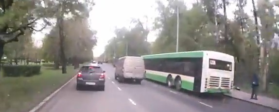 17-летнего водителя BMW, скрывшегося после наезда на остановку в Москве задержали дома