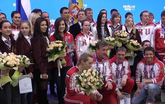 Болельщики с почестями встретили прилетевших в Москву олимпийцев