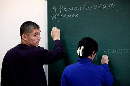 Сенаторы обязали иностранцев сдавать экзамен по русскому ради рабочей виз
