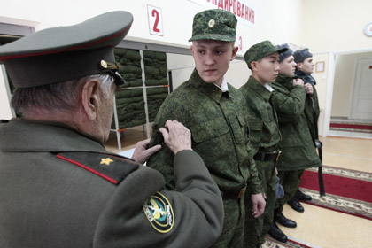 Путин разрешил призывникам выбирать способ службы в армии