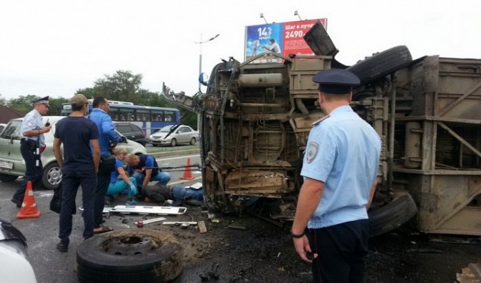 Во Владивостоке перевернулся автобус. Три человека пострадали