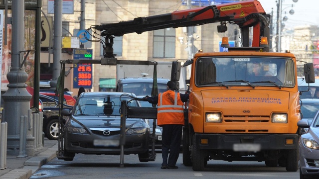 В Петербурге эвакуировали автомобиль с двумя малолетними детьми