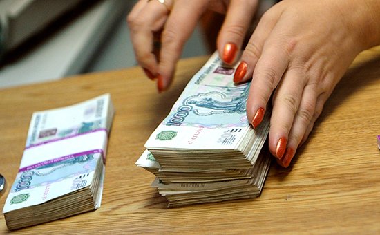 Российские банки начали с задержкой выдавать вклад