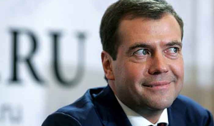 Медведев предложил отключать свет после 22 часов