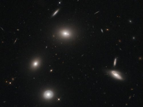 Снимок телескопа Hubble: Стайка галактических "светлячков