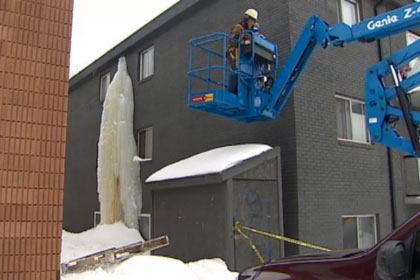 В Канаде с жилого дома спилили трехэтажную сосульк