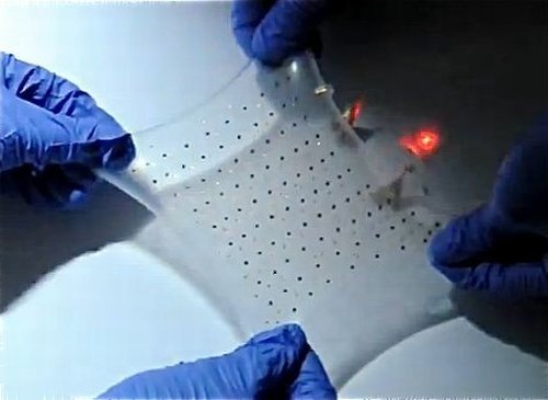 Экспериментальный аккумулятор для пластичной электроники можно изгибать, растягивать в четыре раза и заряжать без проводов