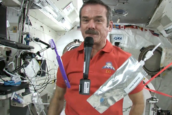 Капитан экипажа МКС показал землянам быт в невесомости