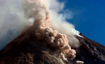 На Камчатке зарегистрирована серия выбросов пепла из кратера вулкана Шивелуч на высоту от 7 до 9 км над уровнем моря